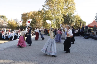 25 DE MAYO EN LOS JARDINES MUNICIPALES